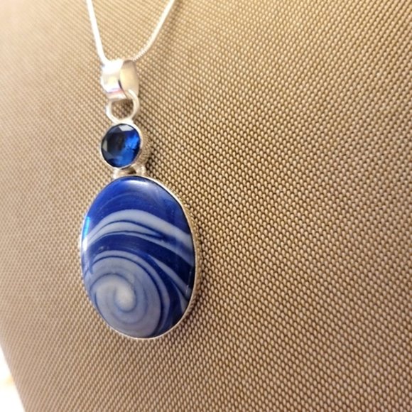 Charming Banded Agate Gemstone Pendant Necklace - Picture 4 of 10